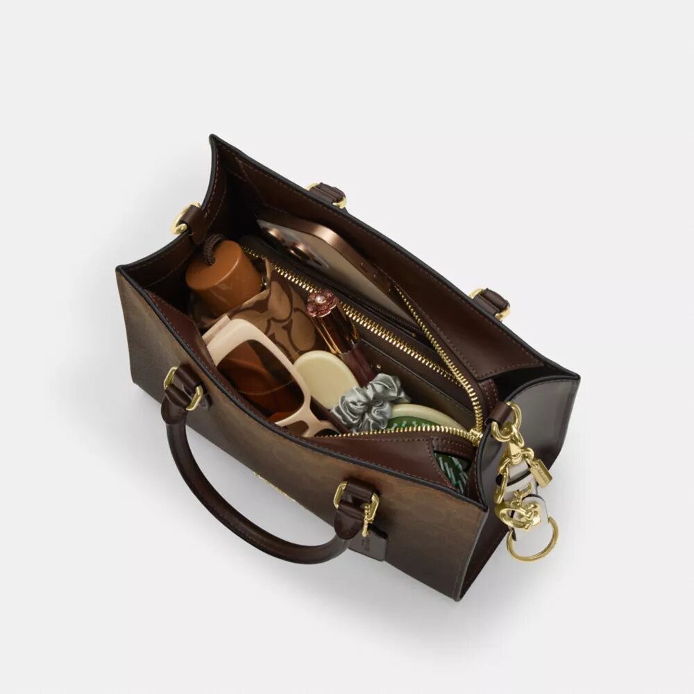 Maggie lille tote-tasker i Ombre Signature Canvas