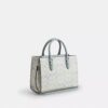 Maggie lille tote-tasker i Signature Canvas