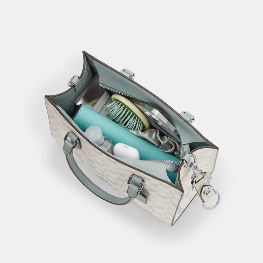 Maggie lille tote-tasker i Signature Canvas