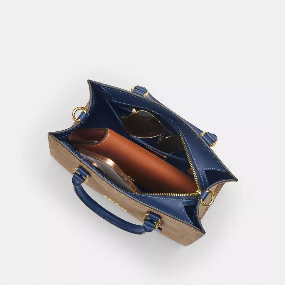 Maggie lille tote-tasker i Signature Canvas