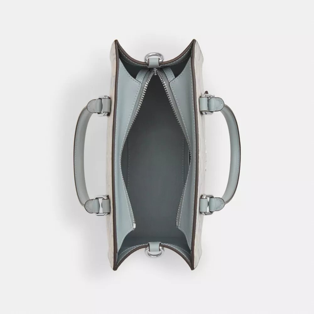 Maggie lille tote-tasker i Signature Canvas