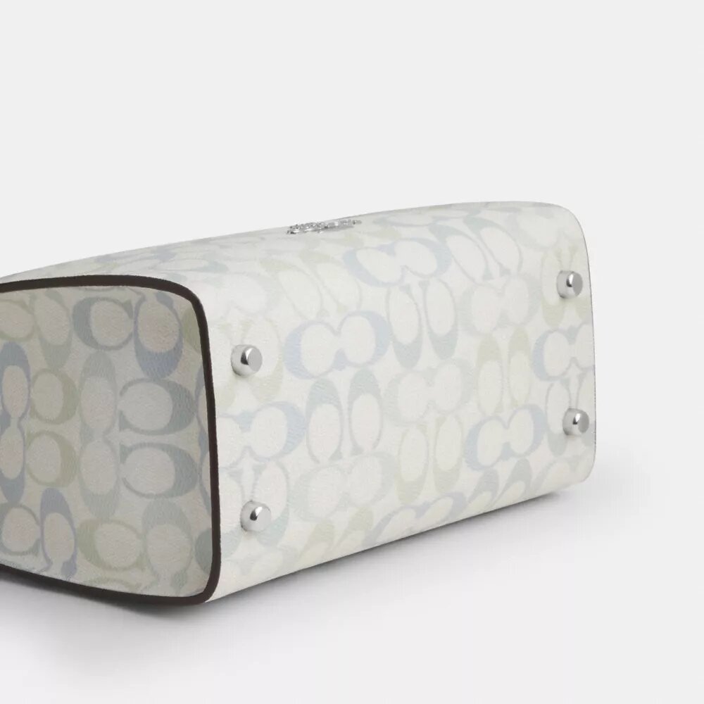 Maggie lille tote-tasker i Signature Canvas