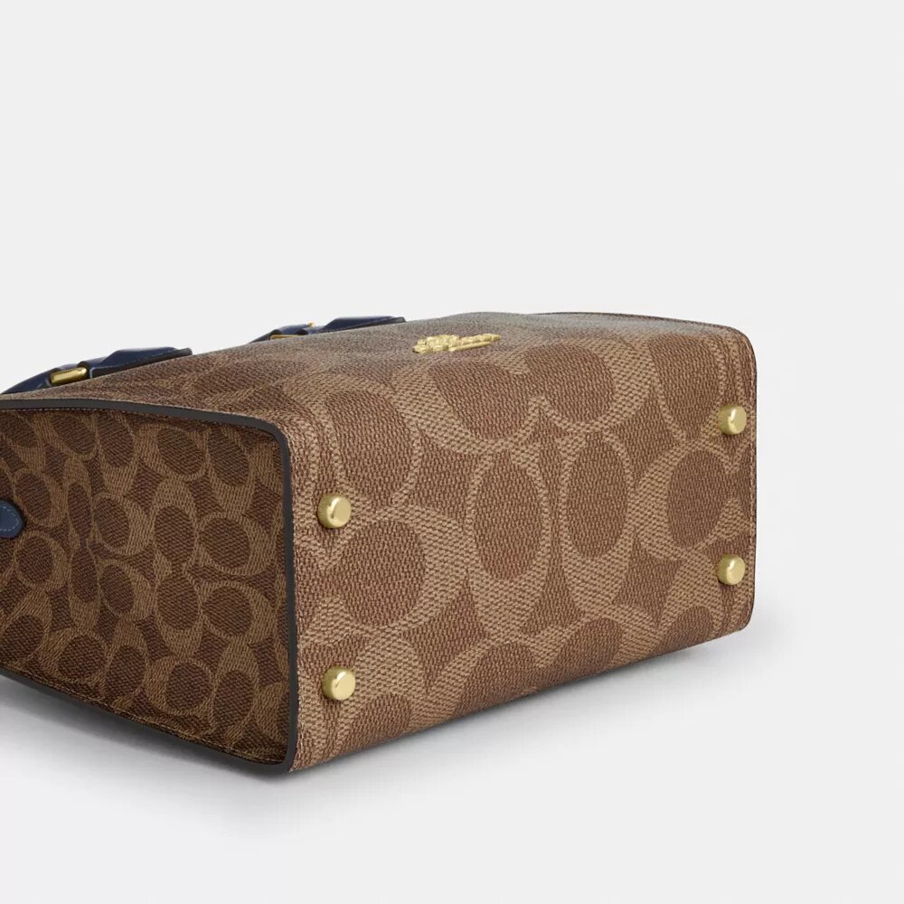 Maggie lille tote-tasker i Signature Canvas