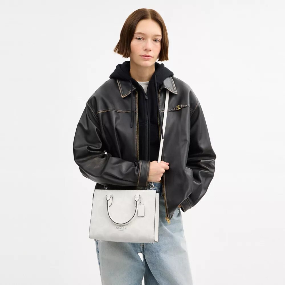 Maggie lille tote-tasker i Signature Canvas