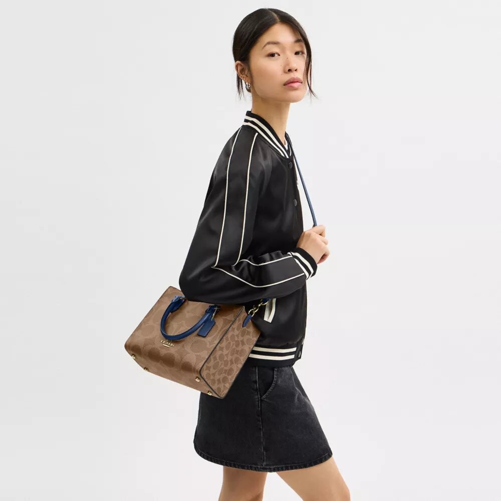 Maggie lille tote-tasker i Signature Canvas