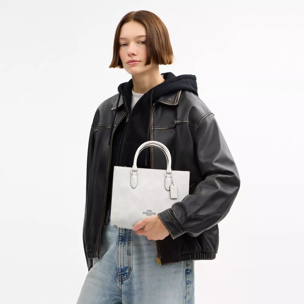 Maggie lille tote-tasker i Signature Canvas