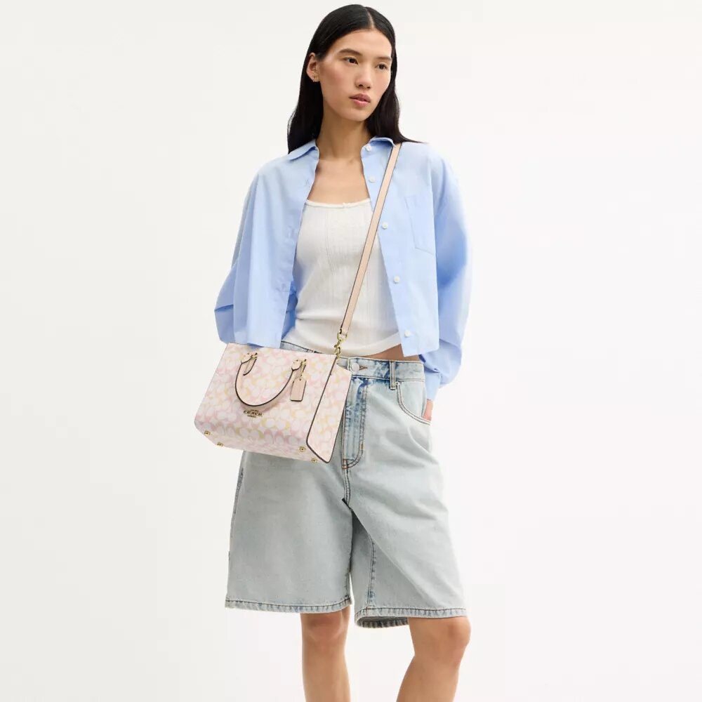 Maggie lille tote-tasker i Signature Canvas