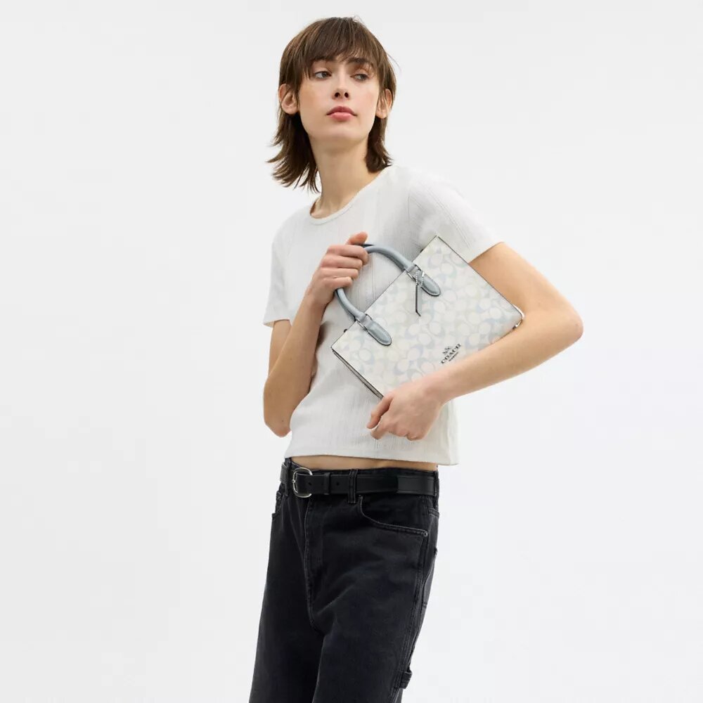 Maggie lille tote-tasker i Signature Canvas
