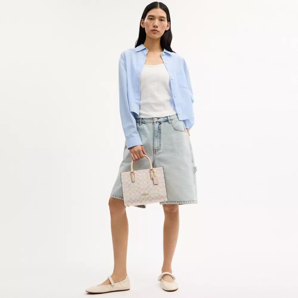 Maggie lille tote-tasker i Signature Canvas