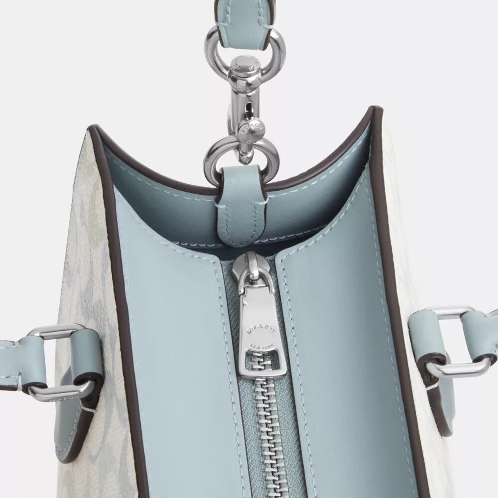 Maggie lille tote-tasker i Signature Canvas