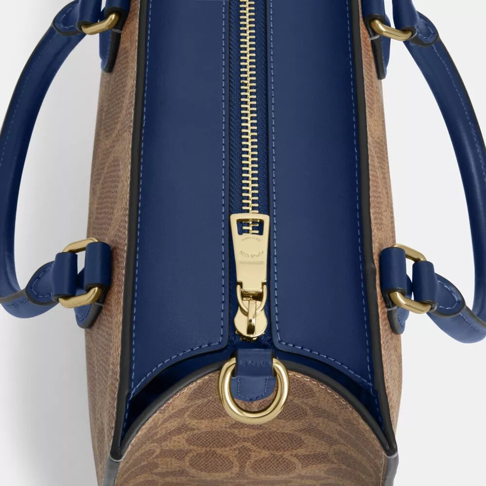 Maggie lille tote-tasker i Signature Canvas