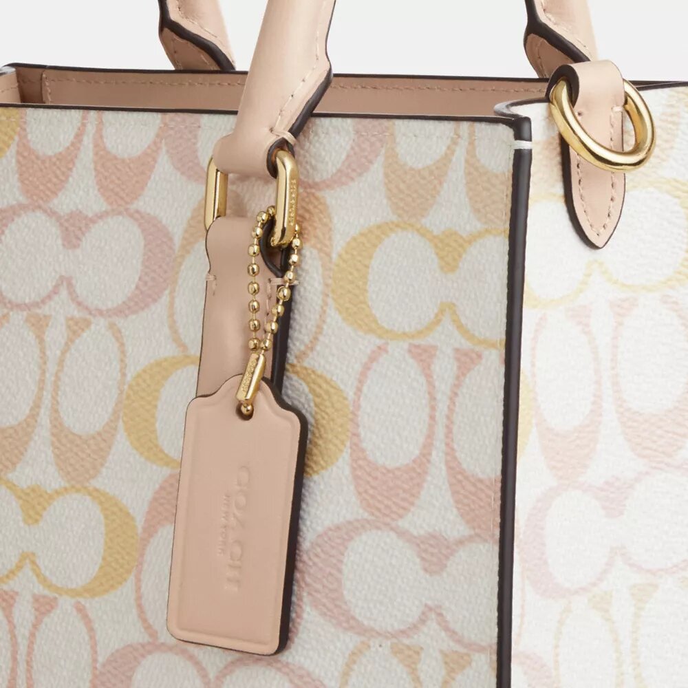 Maggie lille tote-tasker i Signature Canvas