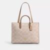 Maggie-tote-taske i Signature Canvas med blokmønster