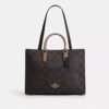 Maggie-tote-taske i Signature Canvas med blokmønster