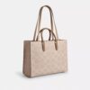 Maggie-tote-taske i Signature Canvas med blokmønster