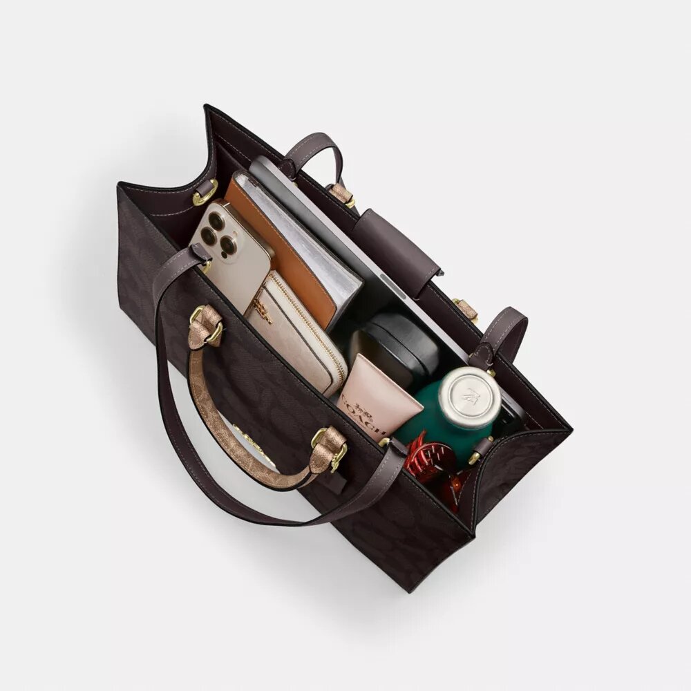Maggie-tote-taske i Signature Canvas med blokmønster
