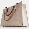 Maggie-tote-taske i Signature Canvas med blokmønster