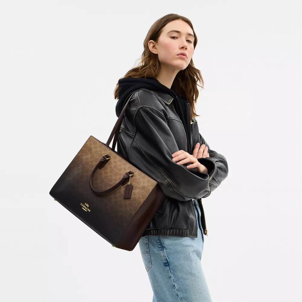 Maggie-tote-tasker i Ombre Signature Canvas