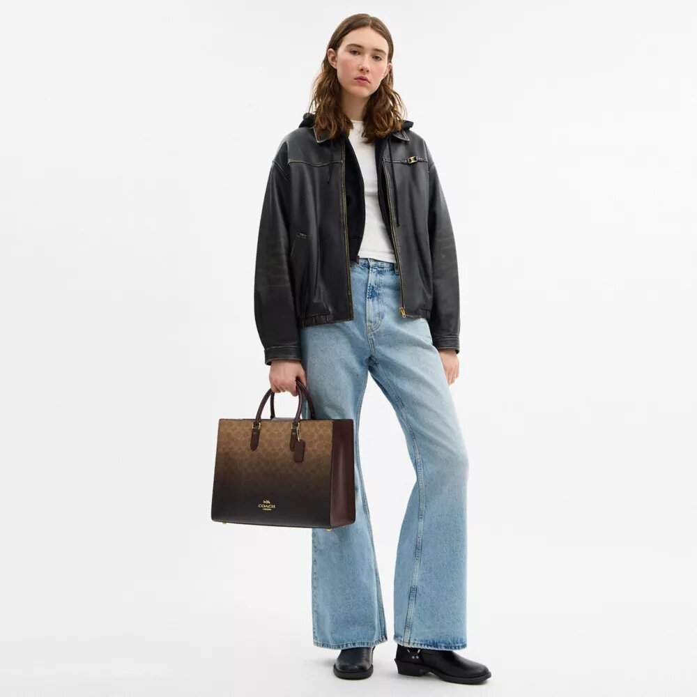 Maggie-tote-tasker i Ombre Signature Canvas