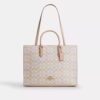 Maggie-tote-tasker i Signature Canvas