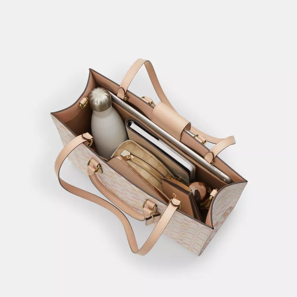 Maggie-tote-tasker i Signature Canvas