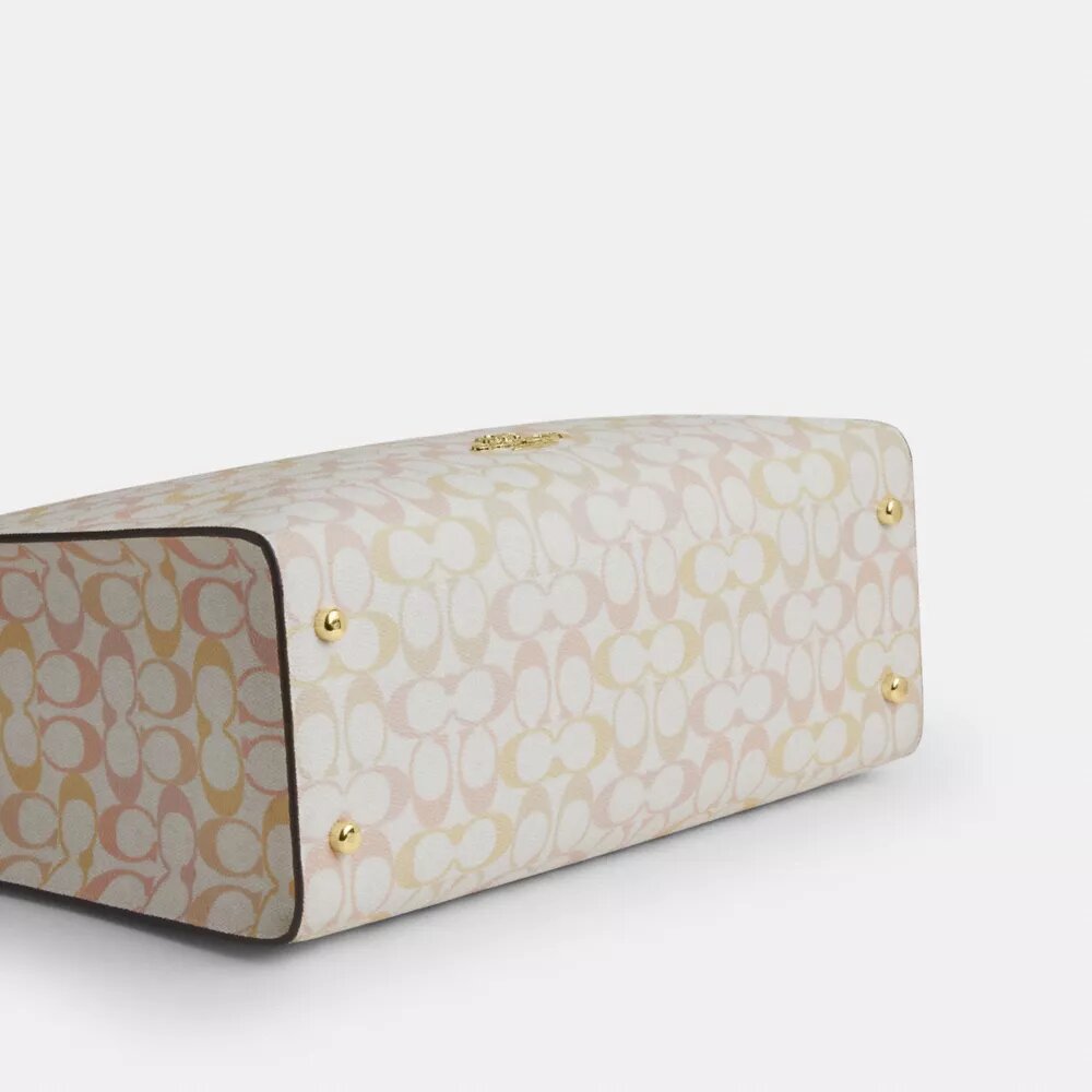Maggie-tote-tasker i Signature Canvas