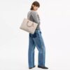 Maggie-tote-tasker i Signature Canvas