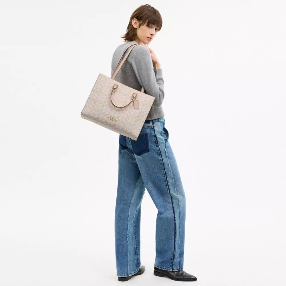 Maggie-tote-tasker i Signature Canvas