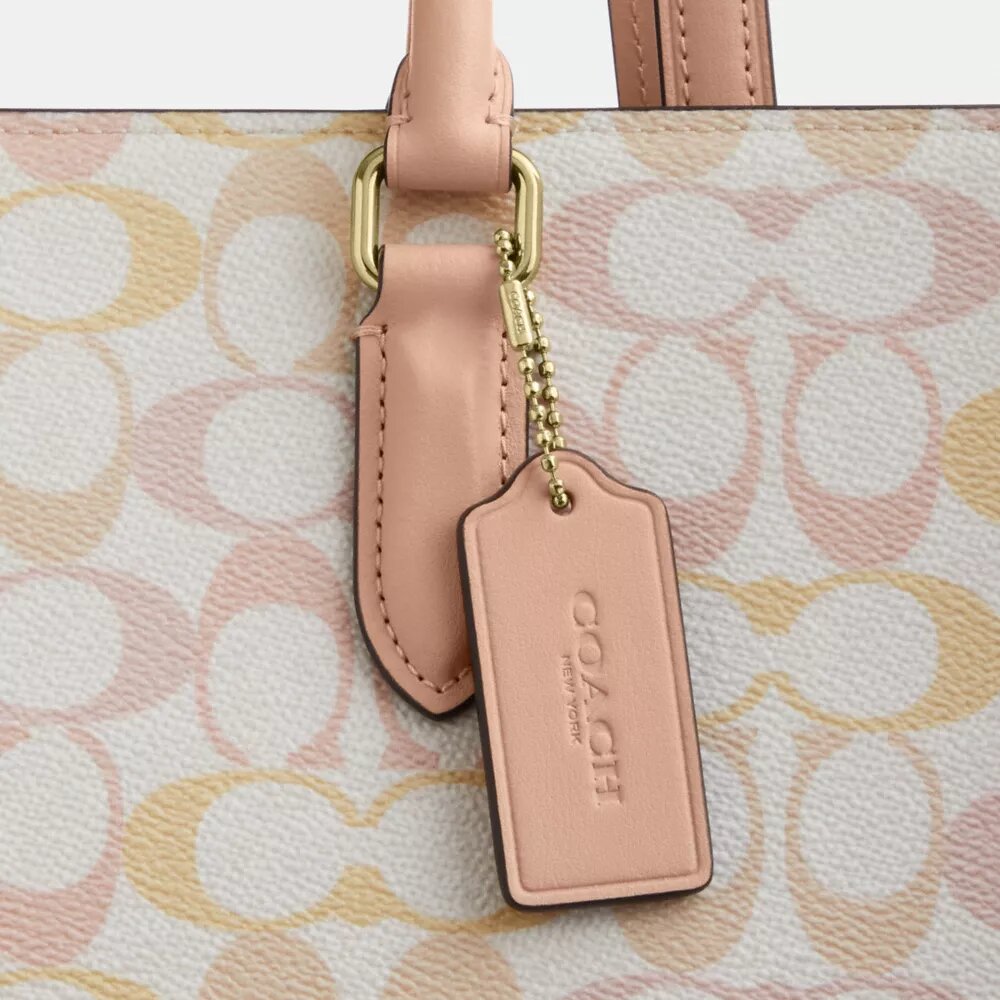 Maggie-tote-tasker i Signature Canvas