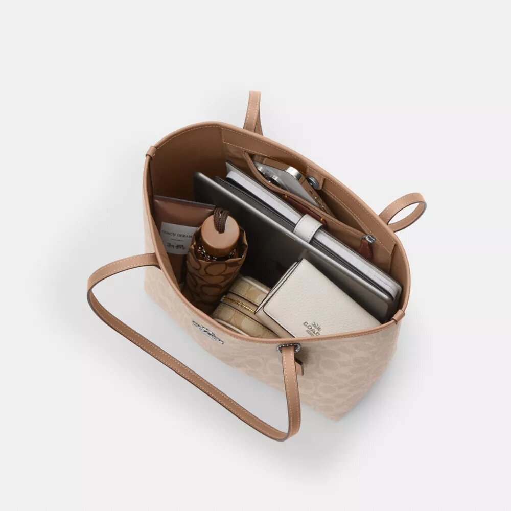 Mellemstor City-tote i Signature Canvas