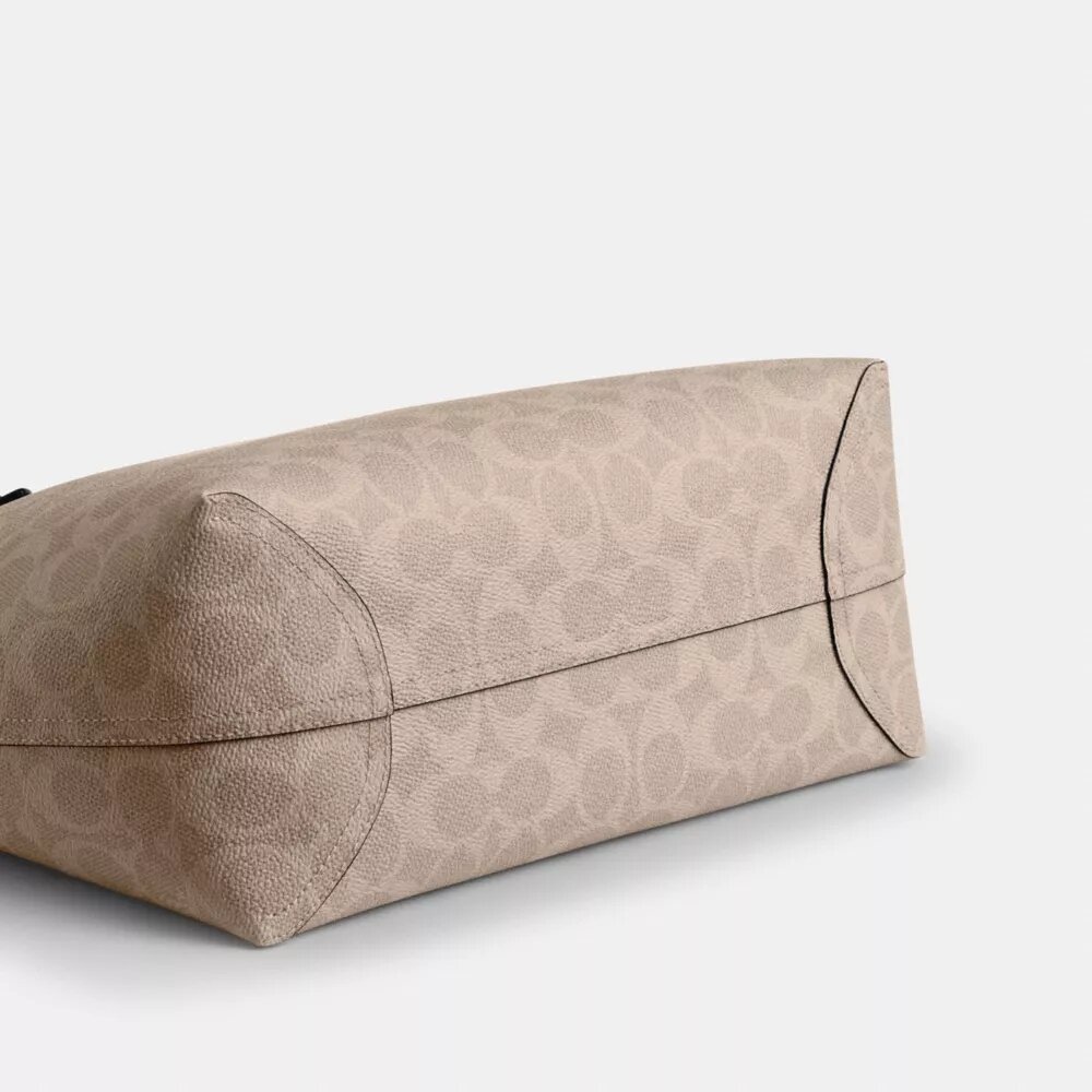Mellemstor City-tote i Signature Canvas