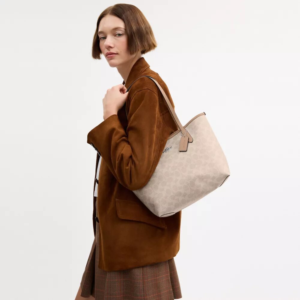 Mellemstor City-tote i Signature Canvas