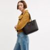 Mellemstor City-tote i Signature Canvas