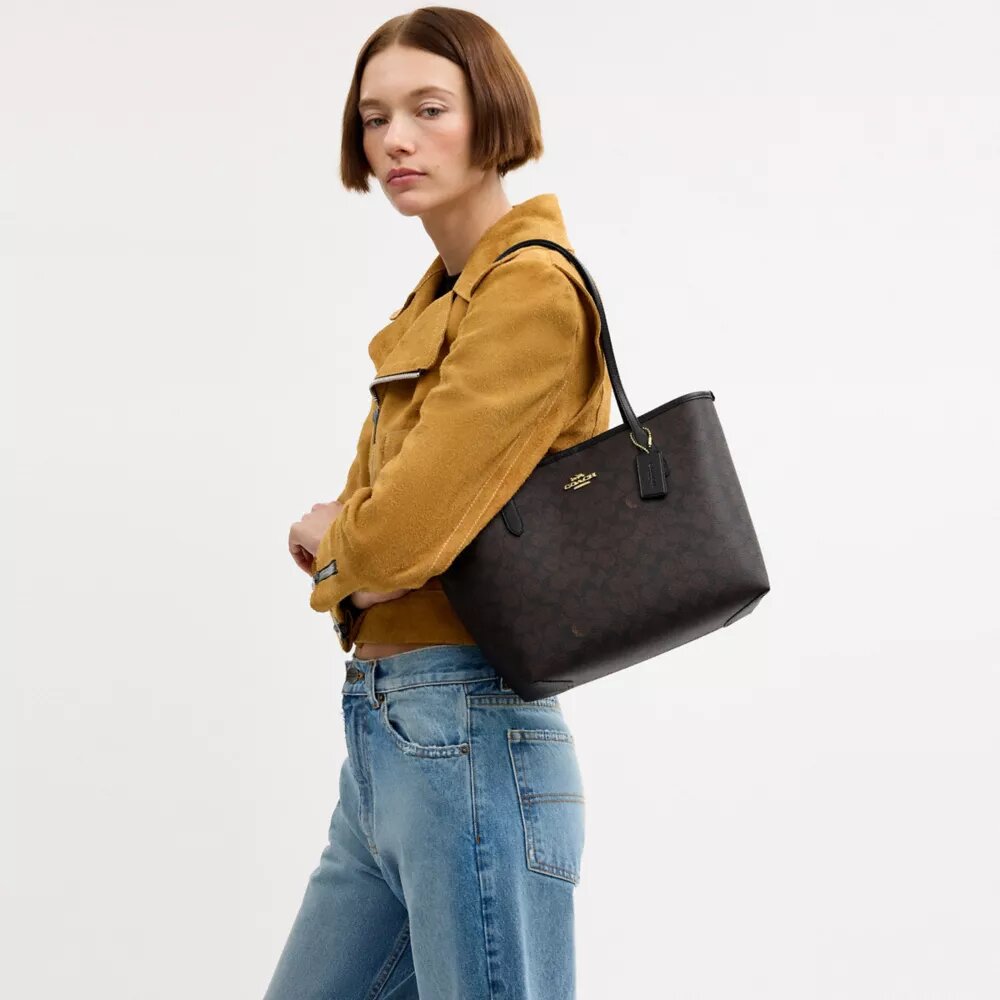 Mellemstor City-tote i Signature Canvas