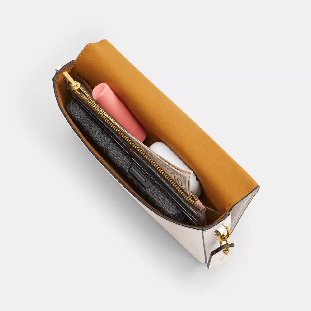 Mila crossbody-taske med Signature Canvas