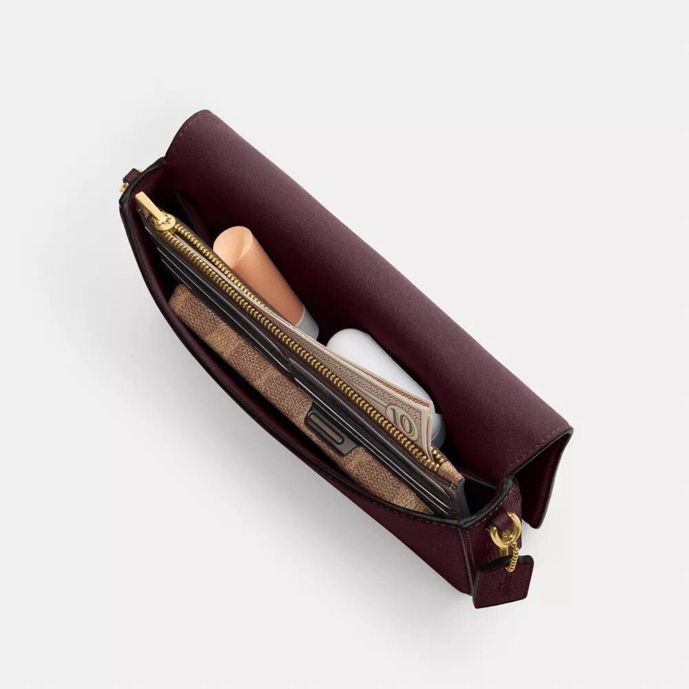 Mila crossbody-taske med Signature Canvas