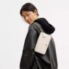 Mila crossbody-taske med Signature Canvas
