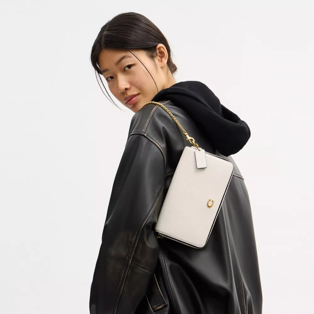 Mila crossbody-taske med Signature Canvas