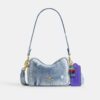 Mini Carey-crossbody-taske i Loved Denim med Vedhæng