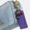 Mini Carey-crossbody-taske i Loved Denim med Vedhæng