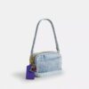 Mini Carey-crossbody-taske i Loved Denim med Vedhæng