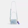 Mini Carey-crossbody-taske i Loved Denim med Vedhæng