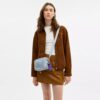 Mini Carey-crossbody-taske i Loved Denim med Vedhæng
