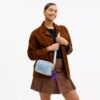 Mini Carey-crossbody-taske i Loved Denim med Vedhæng