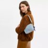 Mini Carey-crossbody-taske i Loved Denim med Vedhæng