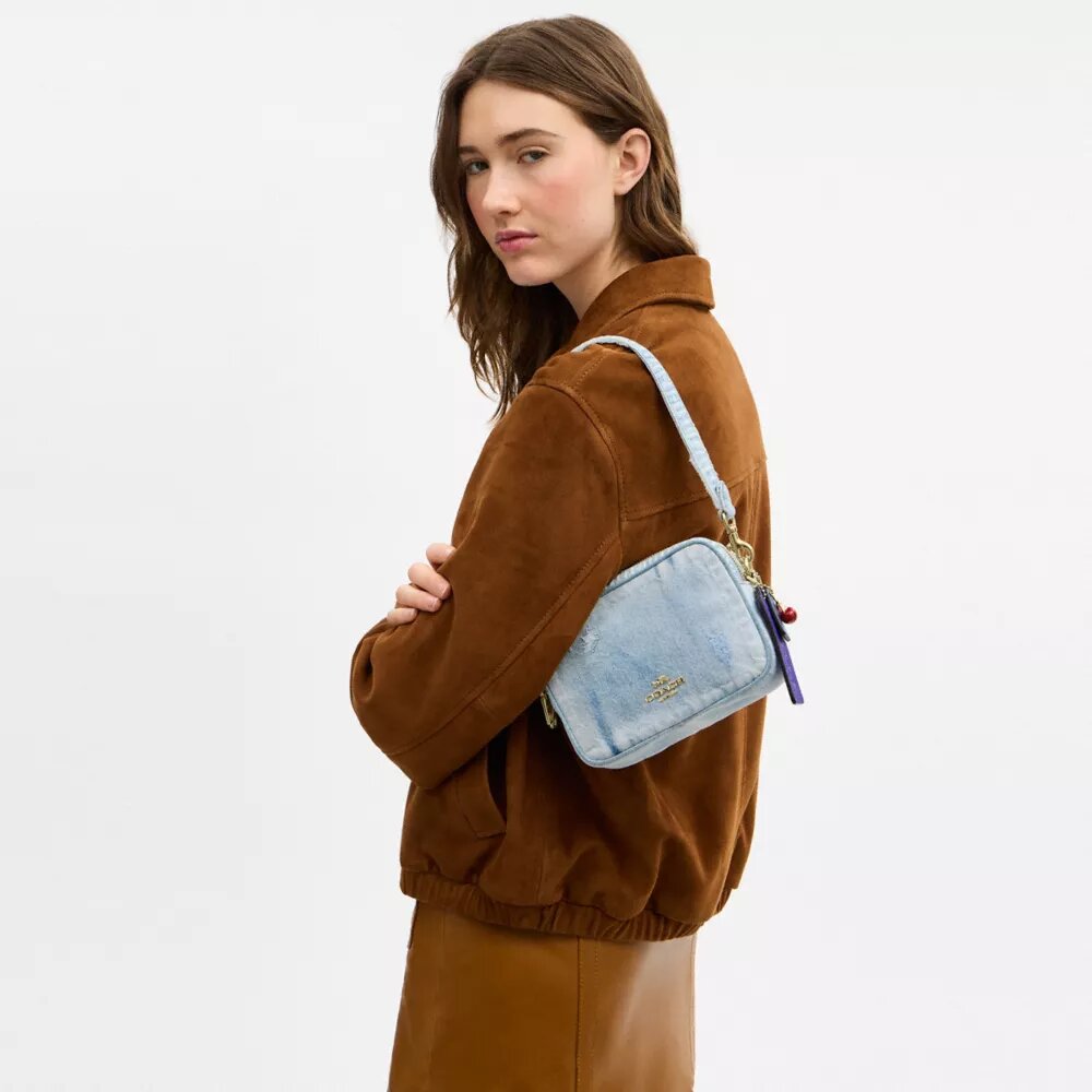 Mini Carey-crossbody-taske i Loved Denim med Vedhæng