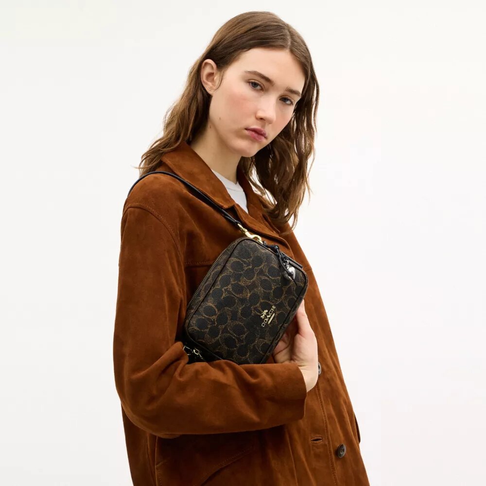 Mini Carey crossbody-taske i Loved Signature Canvas