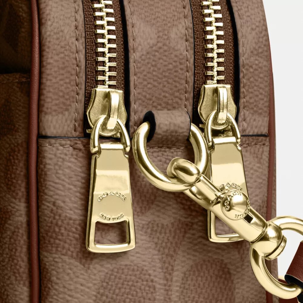 Mini Carey-crossbody-taske i Signature Canvas