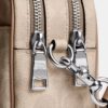 Mini Carey-crossbody-taske i Signature Canvas