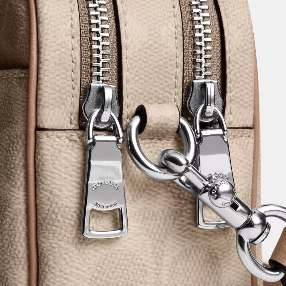 Mini Carey-crossbody-taske i Signature Canvas